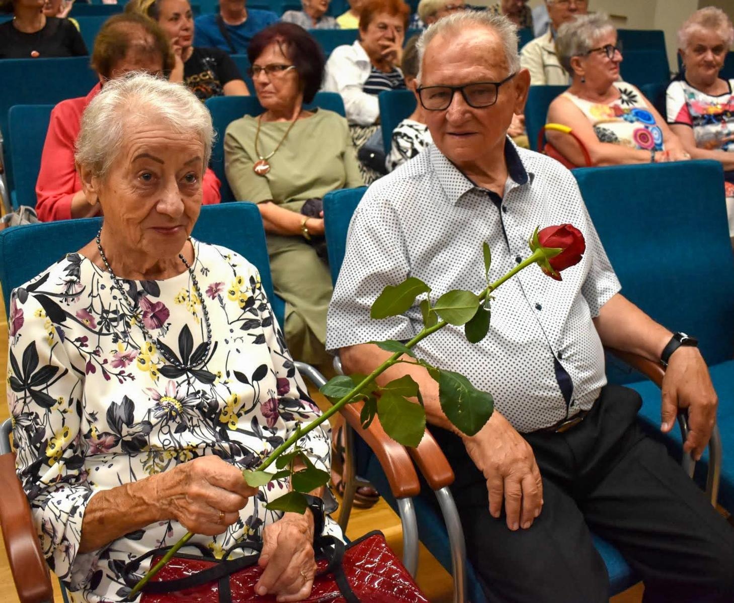 Zdjęcie w galerii na portalu naszraciborz.pl: Ubieramy życie w miłość. Fortissimo na teatralnej zamkowej scenie wiadomości z regionu