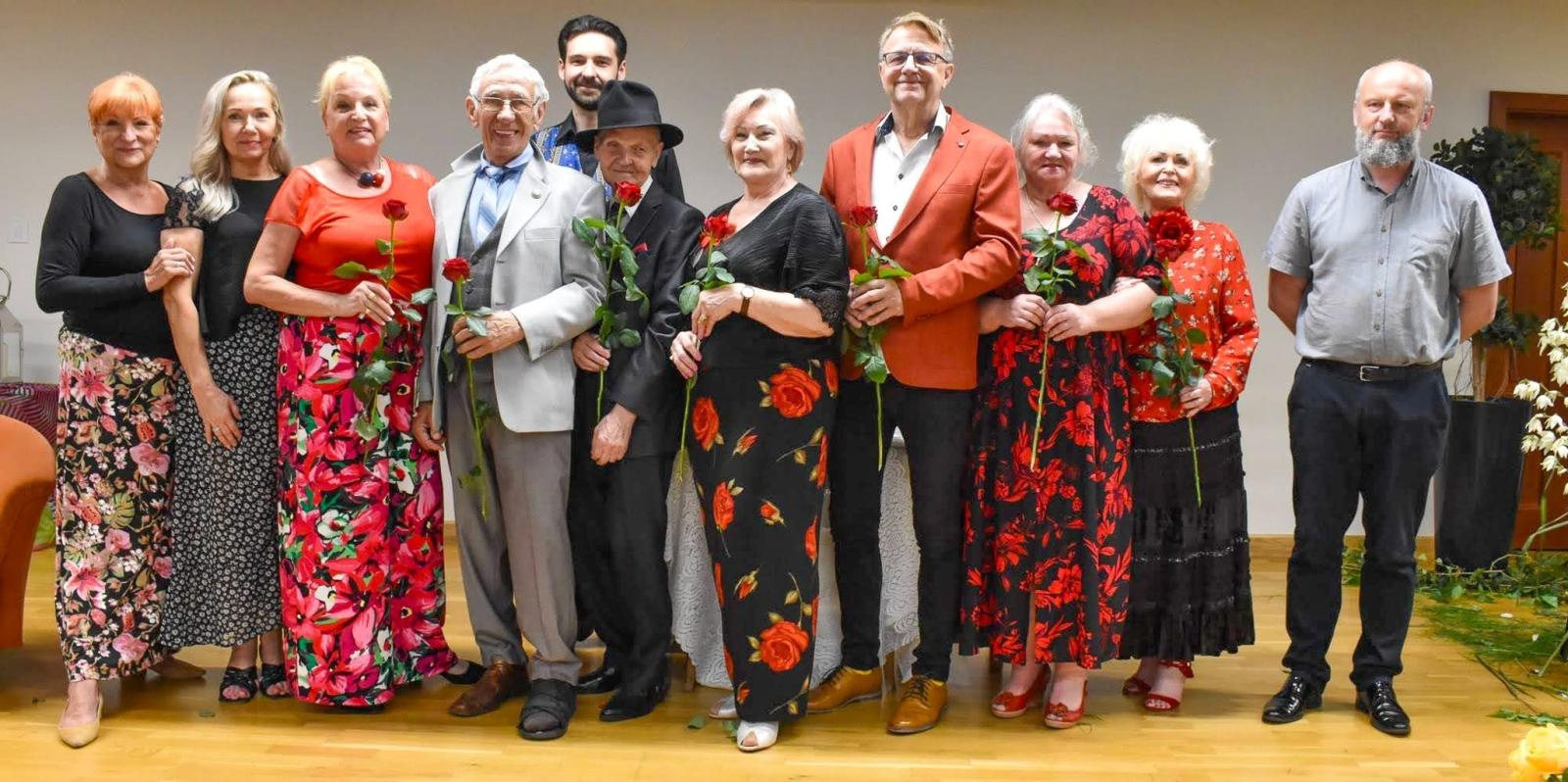 Zdjęcie w galerii na portalu naszraciborz.pl: Ubieramy życie w miłość. Fortissimo na teatralnej zamkowej scenie wiadomości z regionu