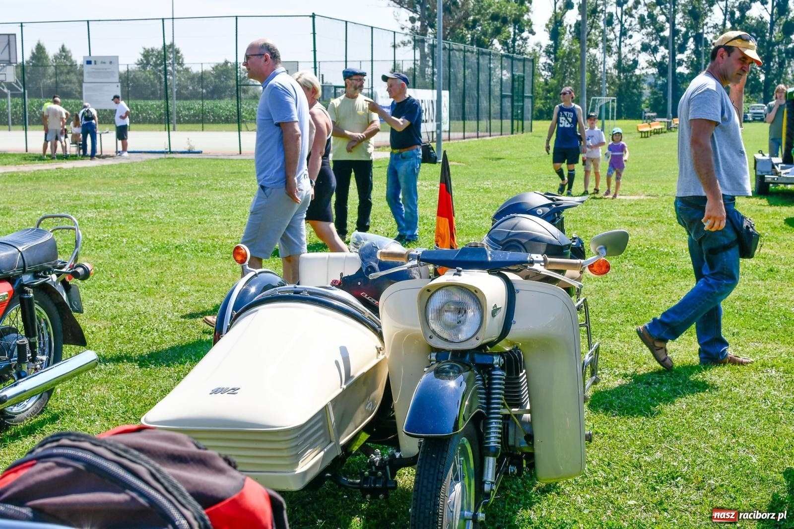 Zdjęcie w galerii na portalu naszraciborz.pl: Stare samochody i motocykle na zlocie w Zabełkowie [FOTO i WIDEO] wiadomości z regionu