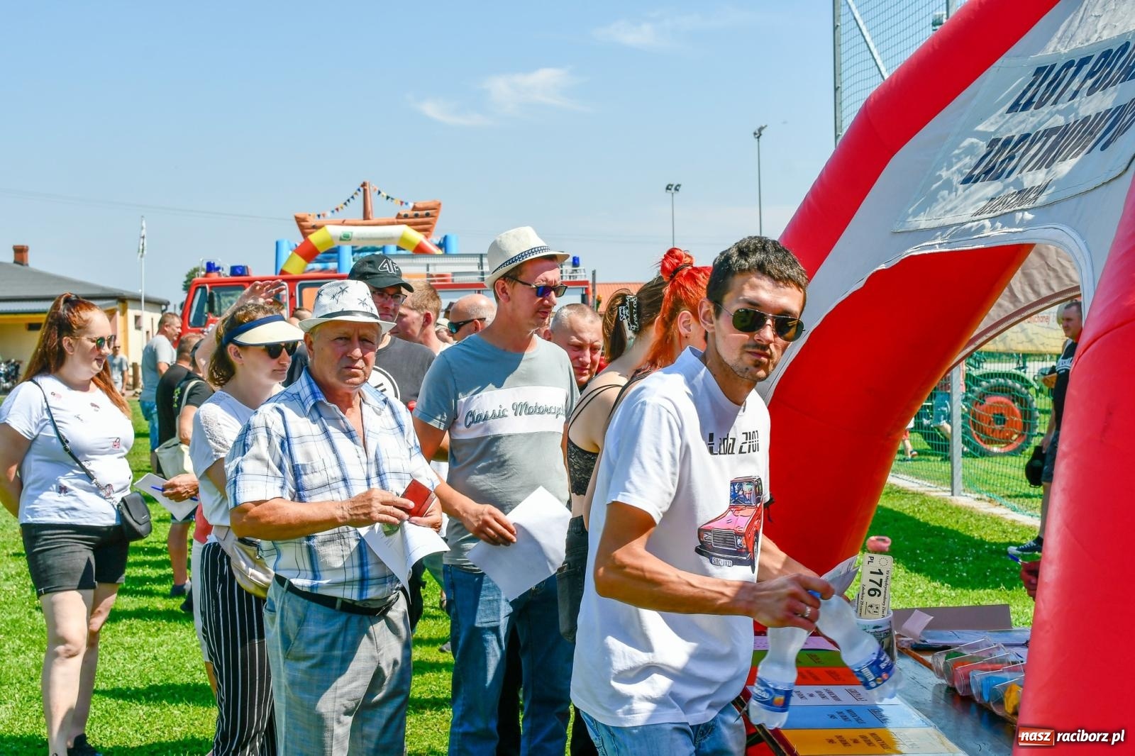 Zdjęcie w galerii na portalu naszraciborz.pl: Stare samochody i motocykle na zlocie w Zabełkowie [FOTO i WIDEO] wiadomości z regionu