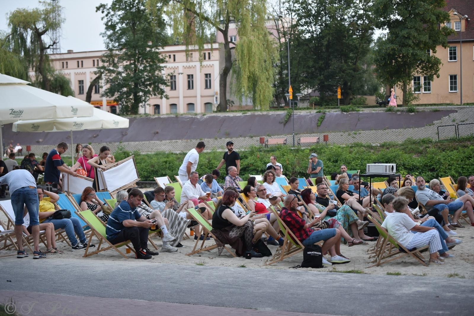 Zdjęcie w galerii na portalu naszraciborz.pl: W kinie na bulwarach nadodrzańskich. Na początek KOS wiadomości z regionu