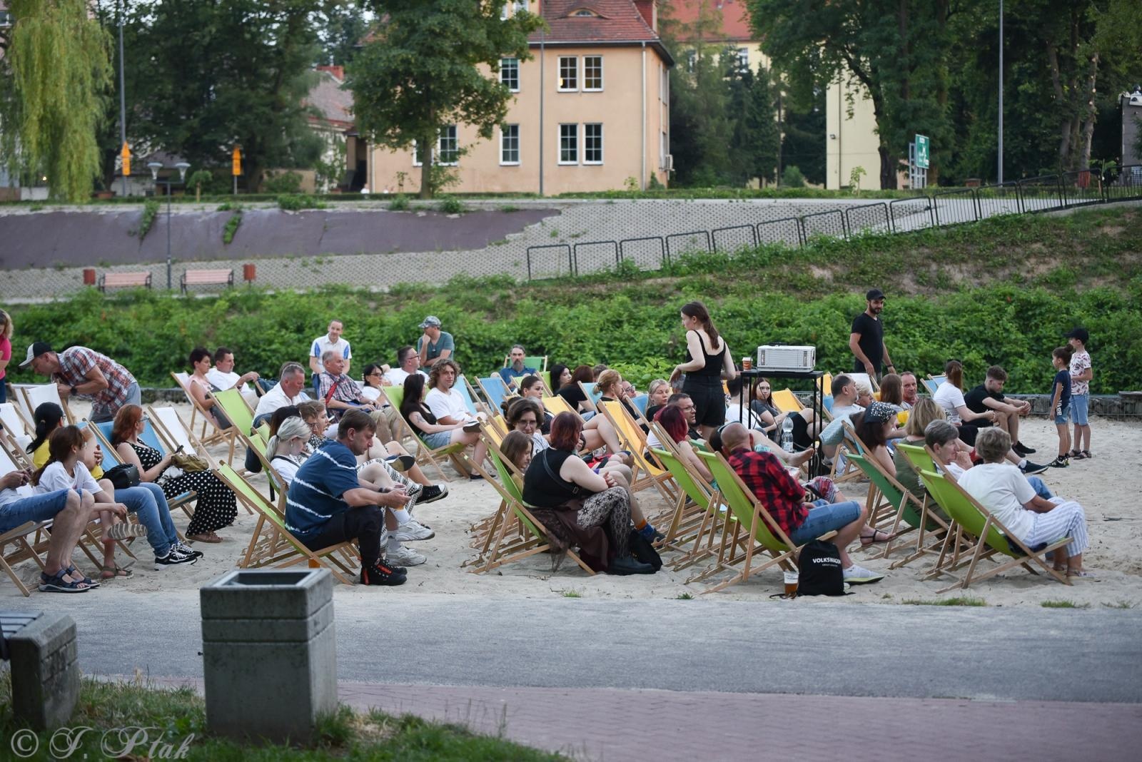 Zdjęcie w galerii na portalu naszraciborz.pl: W kinie na bulwarach nadodrzańskich. Na początek KOS wiadomości z regionu