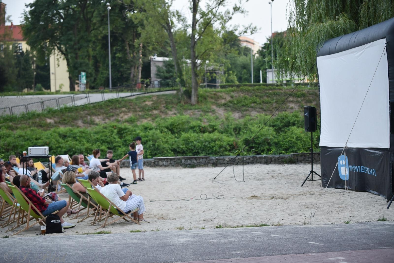 Zdjęcie w galerii na portalu naszraciborz.pl: W kinie na bulwarach nadodrzańskich. Na początek KOS wiadomości z regionu