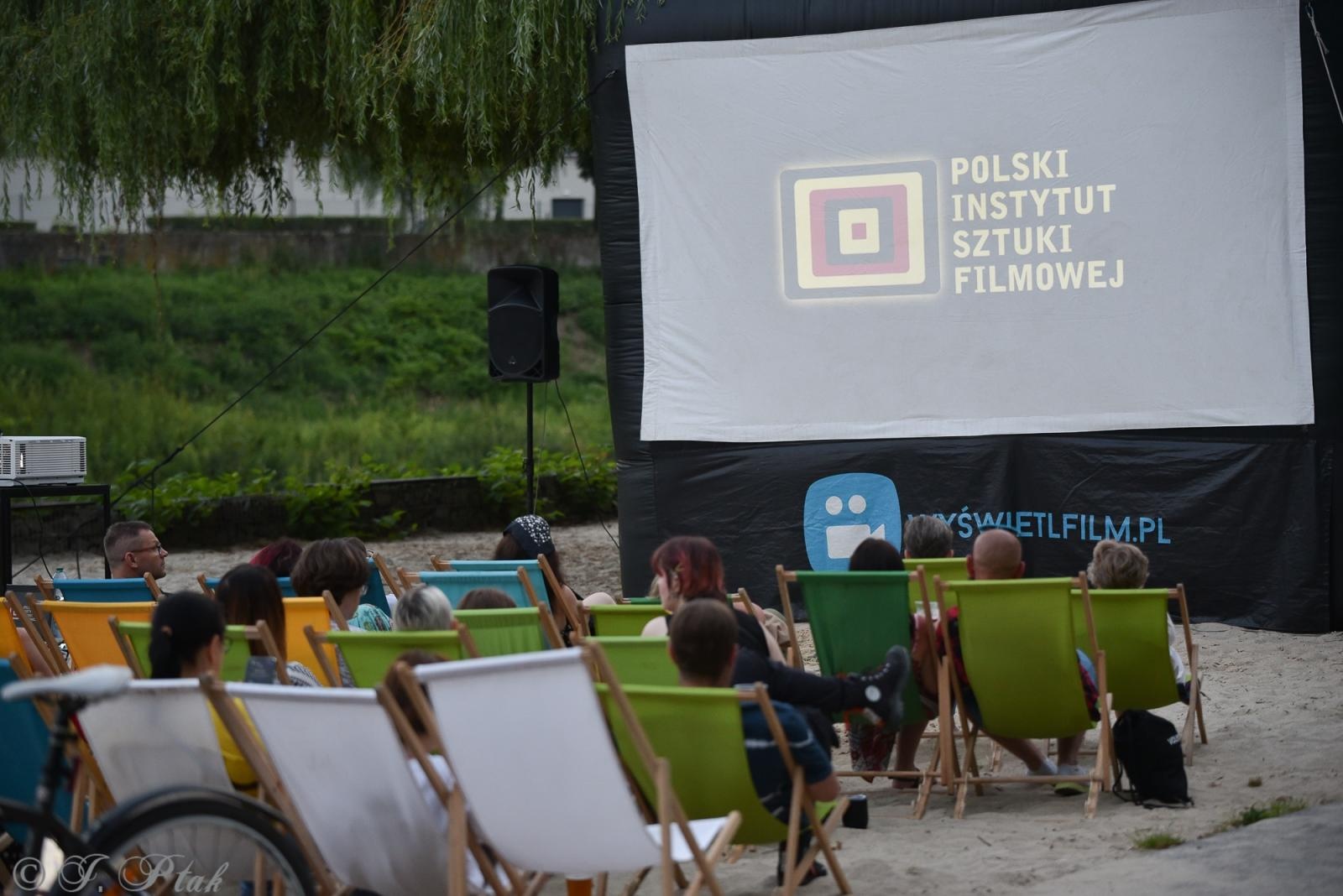 Zdjęcie w galerii na portalu naszraciborz.pl: W kinie na bulwarach nadodrzańskich. Na początek KOS wiadomości z regionu