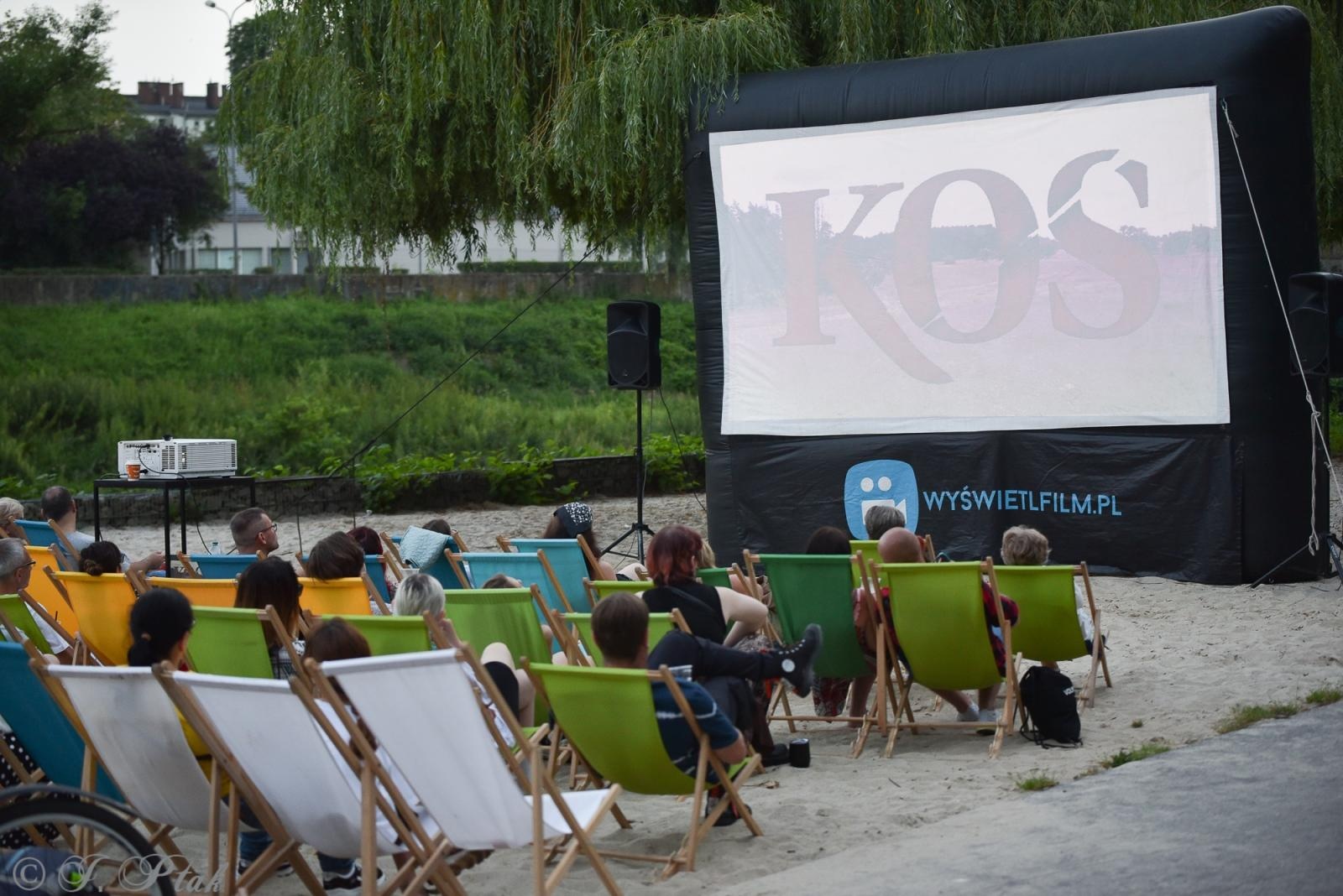 Zdjęcie w galerii na portalu naszraciborz.pl: W kinie na bulwarach nadodrzańskich. Na początek KOS wiadomości z regionu