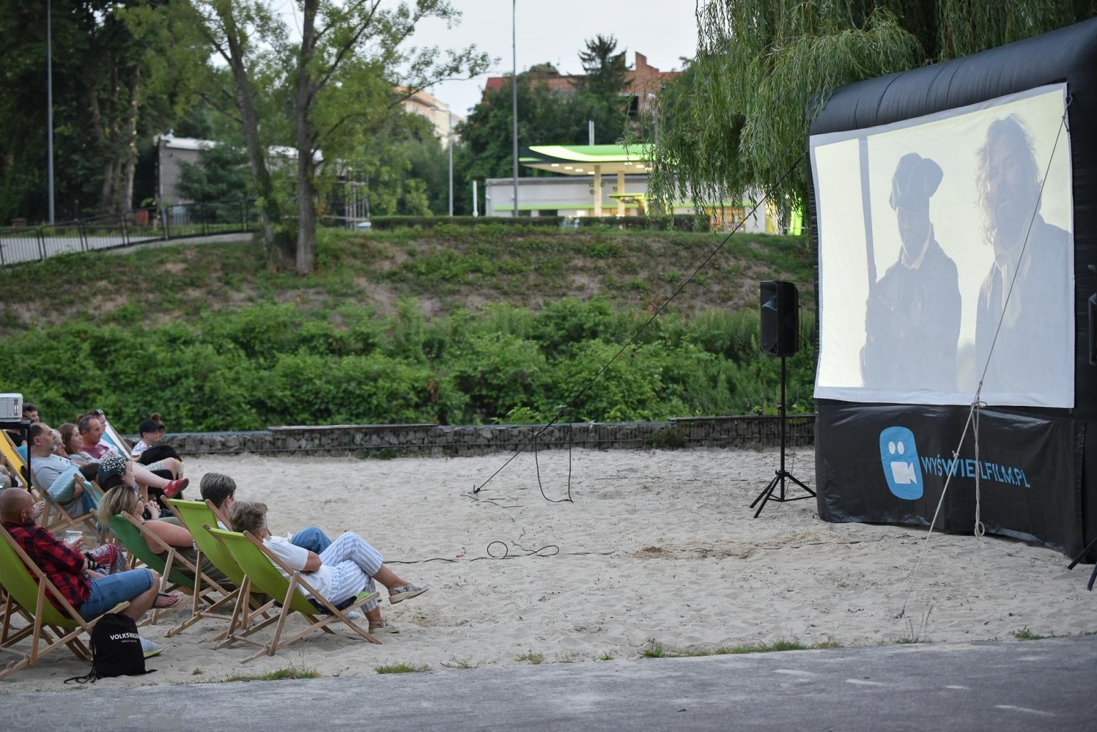 Zdjęcie w galerii na portalu naszraciborz.pl: W kinie na bulwarach nadodrzańskich. Na początek KOS wiadomości z regionu