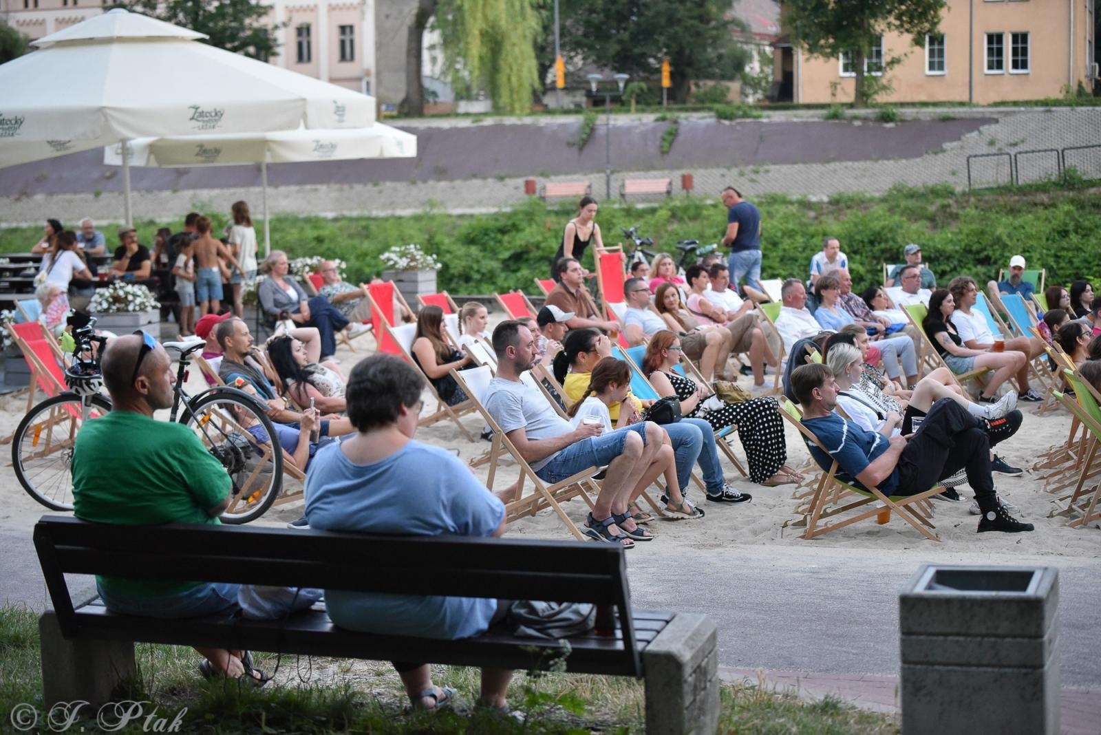 Zdjęcie w galerii na portalu naszraciborz.pl: W kinie na bulwarach nadodrzańskich. Na początek KOS wiadomości z regionu