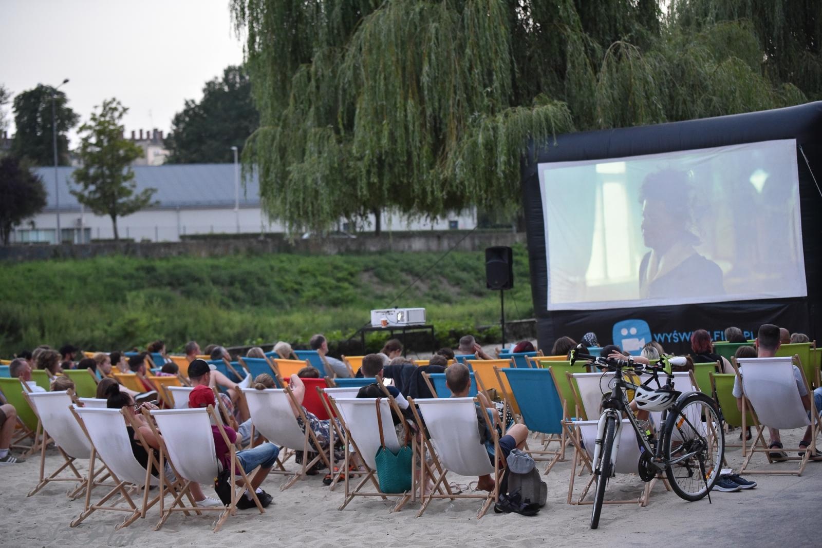 Zdjęcie w galerii na portalu naszraciborz.pl: W kinie na bulwarach nadodrzańskich. Na początek KOS wiadomości z regionu