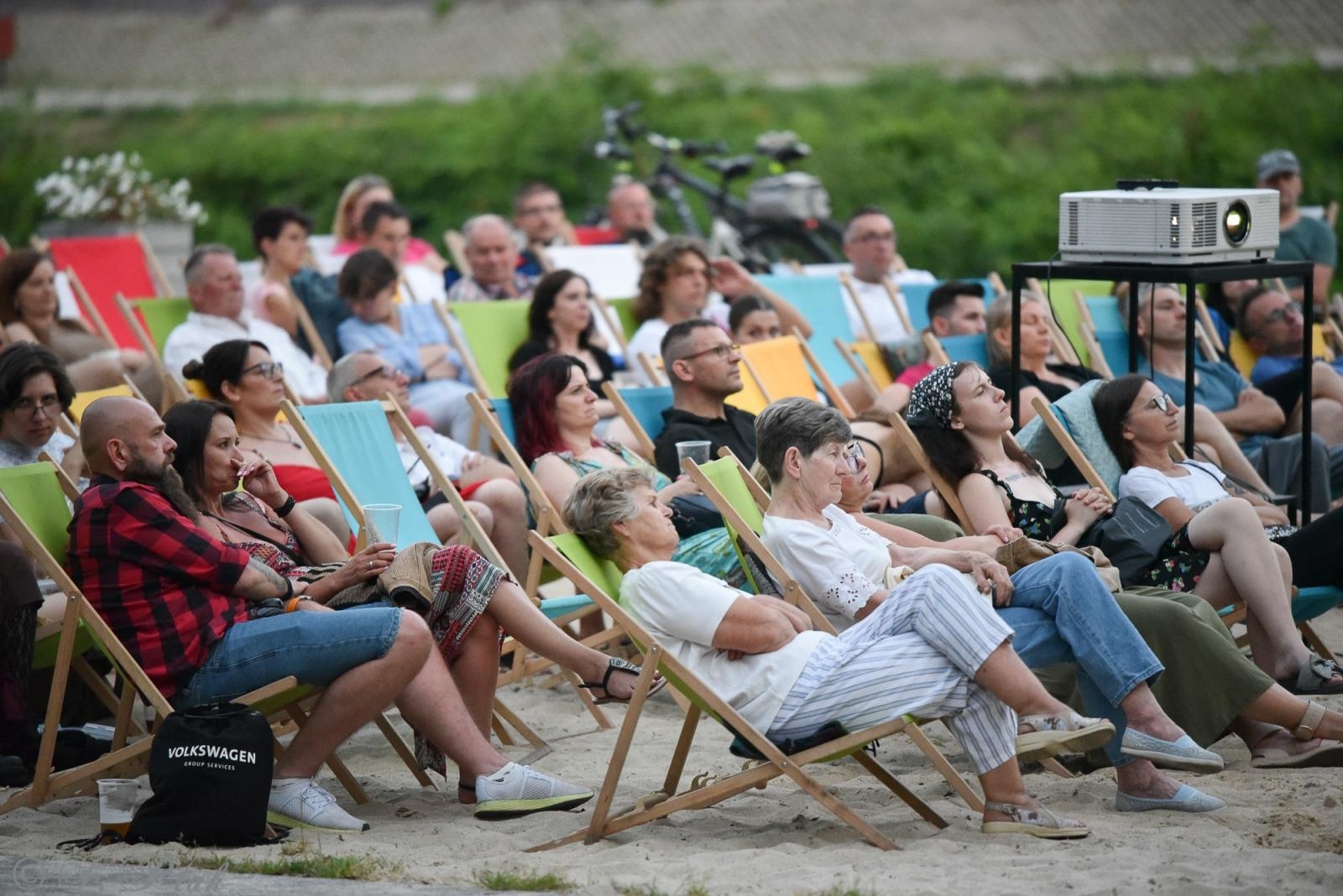 Zdjęcie w galerii na portalu naszraciborz.pl: W kinie na bulwarach nadodrzańskich. Na początek KOS wiadomości z regionu