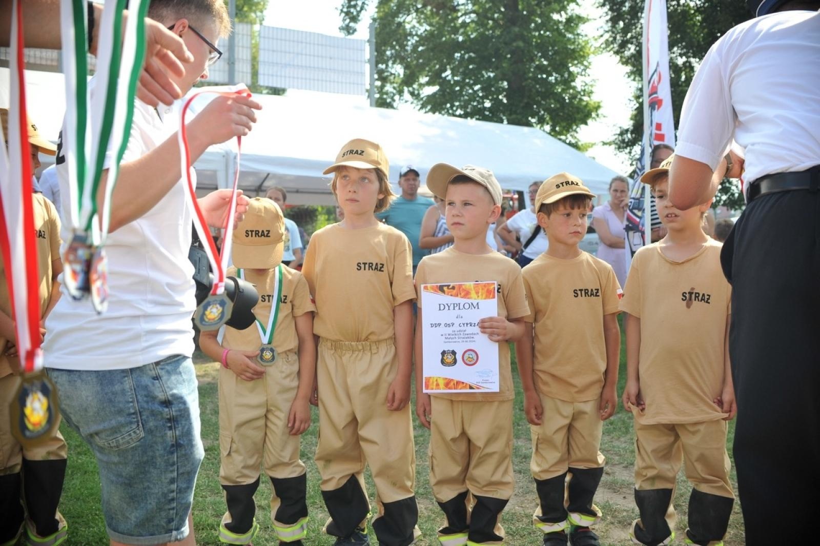 Zdjęcie w galerii na portalu naszraciborz.pl: Krzyżanowice triumfują na strażackich zawodach dzieci w Samborowicach wiadomości z regionu