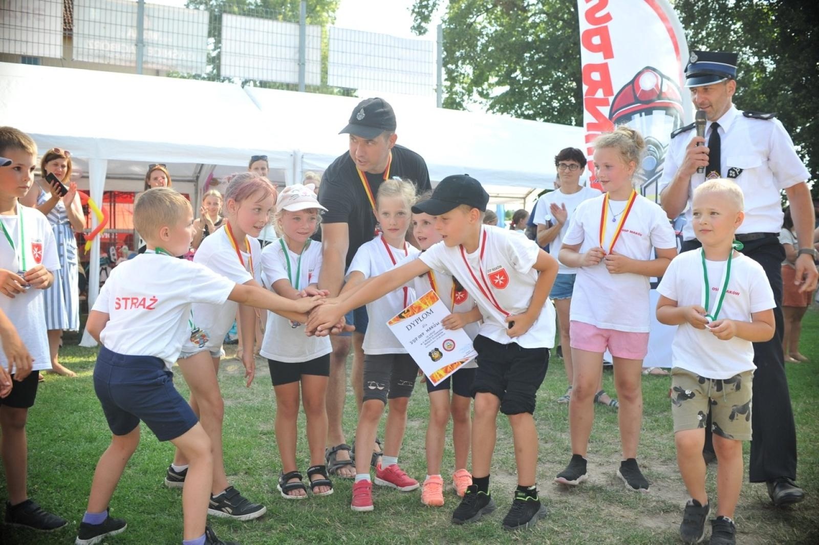 Zdjęcie w galerii na portalu naszraciborz.pl: Krzyżanowice triumfują na strażackich zawodach dzieci w Samborowicach wiadomości z regionu