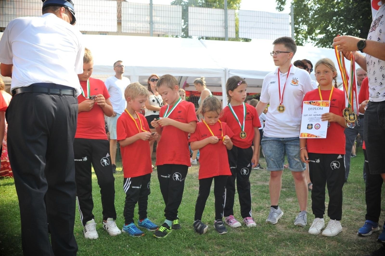 Zdjęcie w galerii na portalu naszraciborz.pl: Krzyżanowice triumfują na strażackich zawodach dzieci w Samborowicach wiadomości z regionu