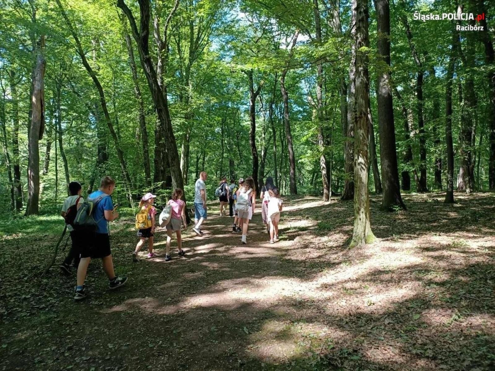 Zdjęcie w galerii na portalu naszraciborz.pl: Dzielnicowy pomyślał o dzieciach. Zorganizował wycieczkę wiadomości z regionu