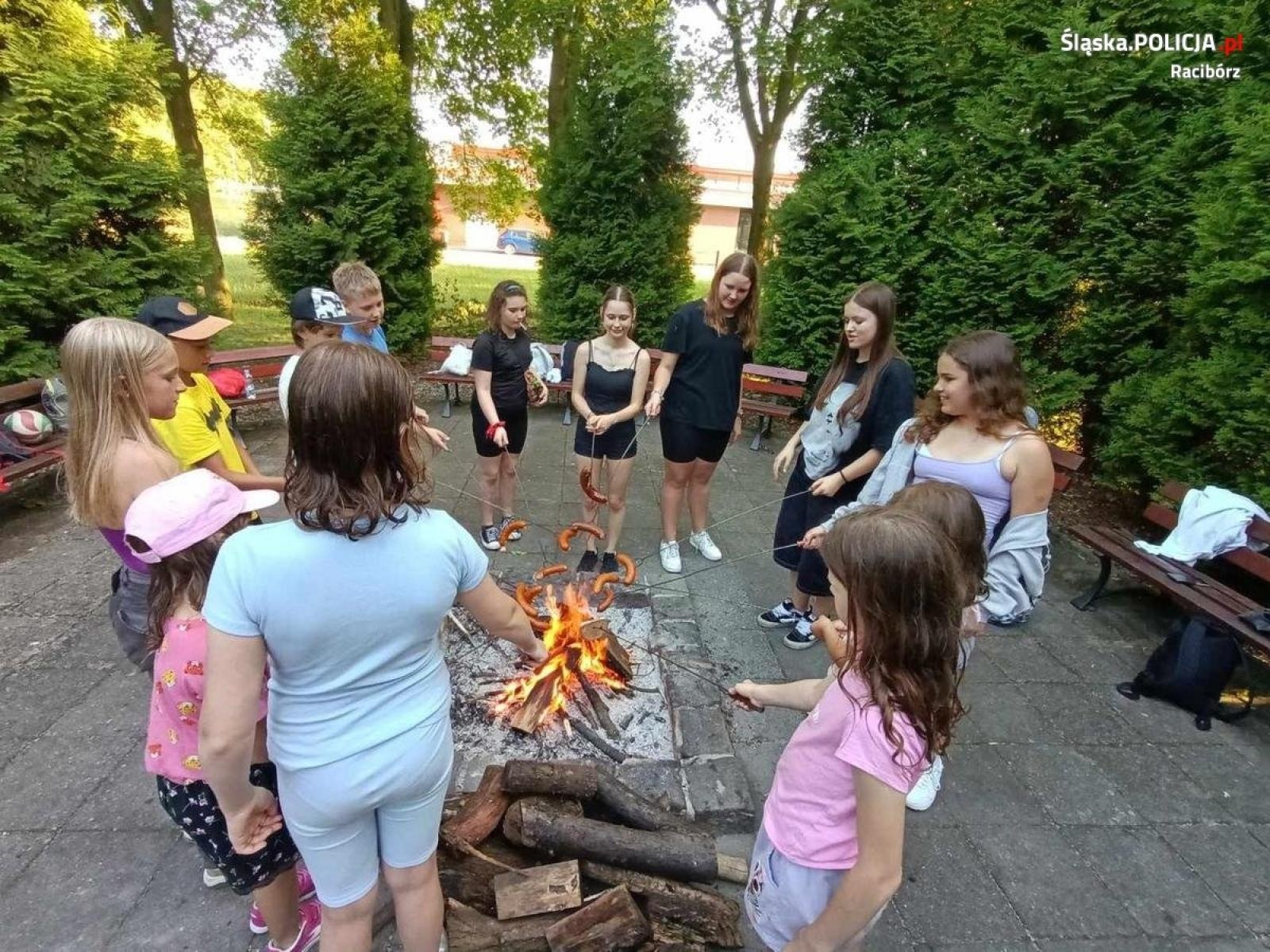 Zdjęcie w galerii na portalu naszraciborz.pl: Dzielnicowy pomyślał o dzieciach. Zorganizował wycieczkę wiadomości z regionu