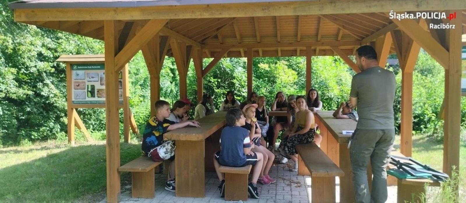 Zdjęcie w galerii na portalu naszraciborz.pl: Dzielnicowy pomyślał o dzieciach. Zorganizował wycieczkę wiadomości z regionu