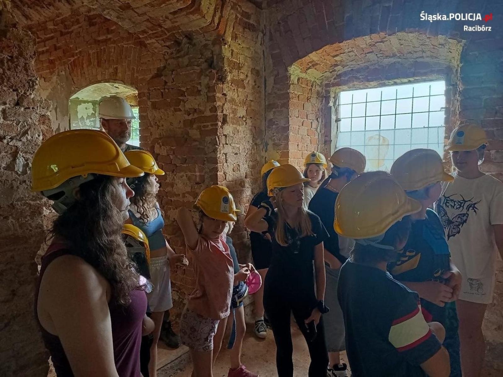 Zdjęcie w galerii na portalu naszraciborz.pl: Dzielnicowy pomyślał o dzieciach. Zorganizował wycieczkę wiadomości z regionu