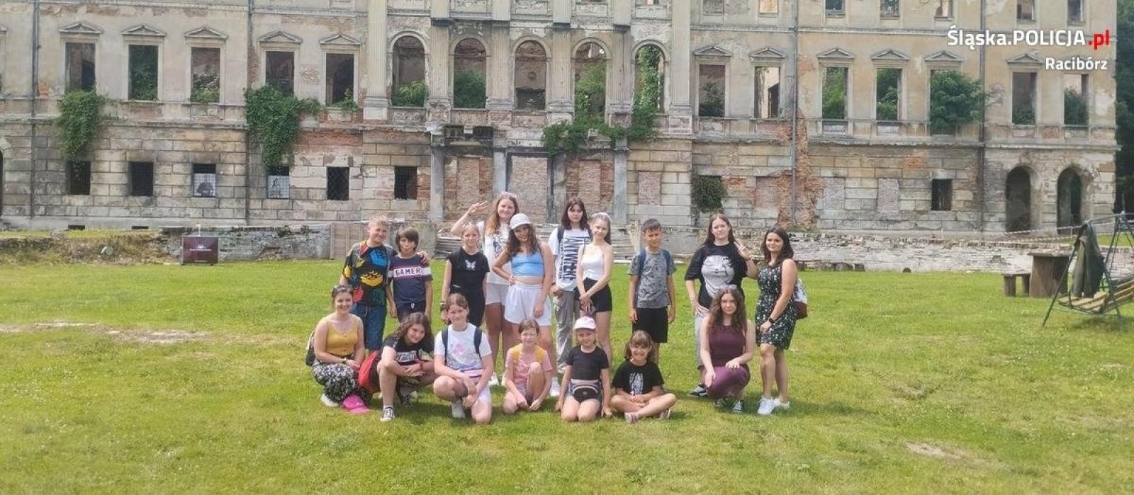 Zdjęcie w galerii na portalu naszraciborz.pl: Dzielnicowy pomyślał o dzieciach. Zorganizował wycieczkę wiadomości z regionu