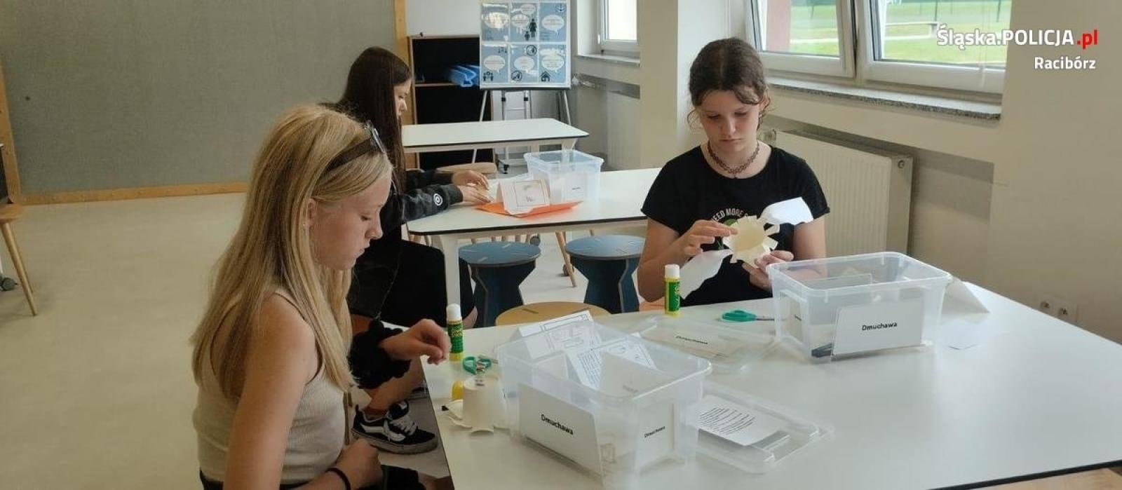 Zdjęcie w galerii na portalu naszraciborz.pl: Dzielnicowy pomyślał o dzieciach. Zorganizował wycieczkę wiadomości z regionu