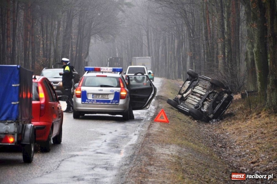 Zdjęcie w galerii na portalu naszraciborz.pl: Dachowała i wylądowała w rowie wiadomości z regionu