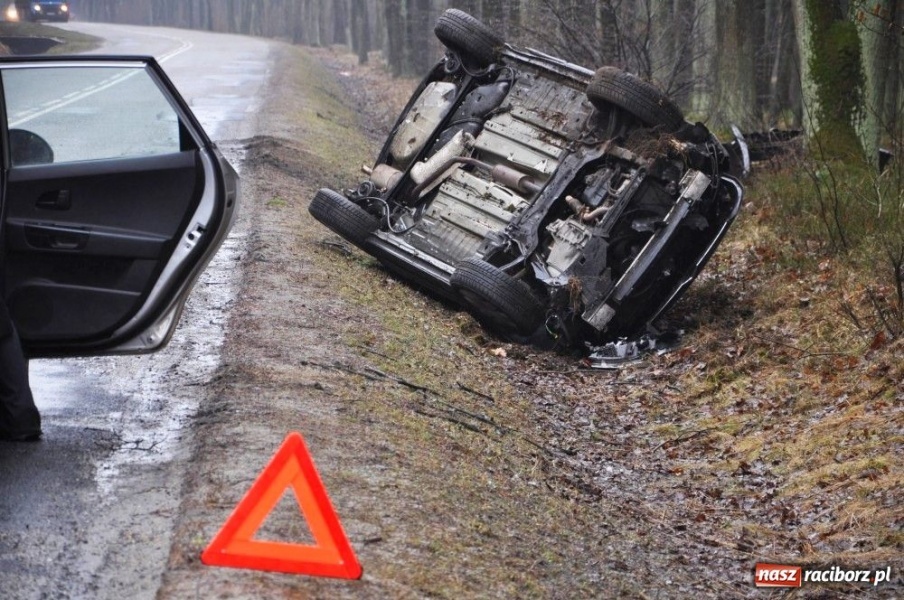 Zdjęcie w galerii na portalu naszraciborz.pl: Dachowała i wylądowała w rowie wiadomości z regionu