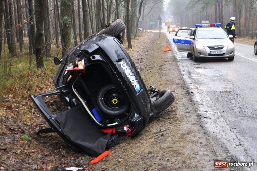 Zdjęcie w galerii na portalu naszraciborz.pl: Dachowała i wylądowała w rowie wiadomości z regionu