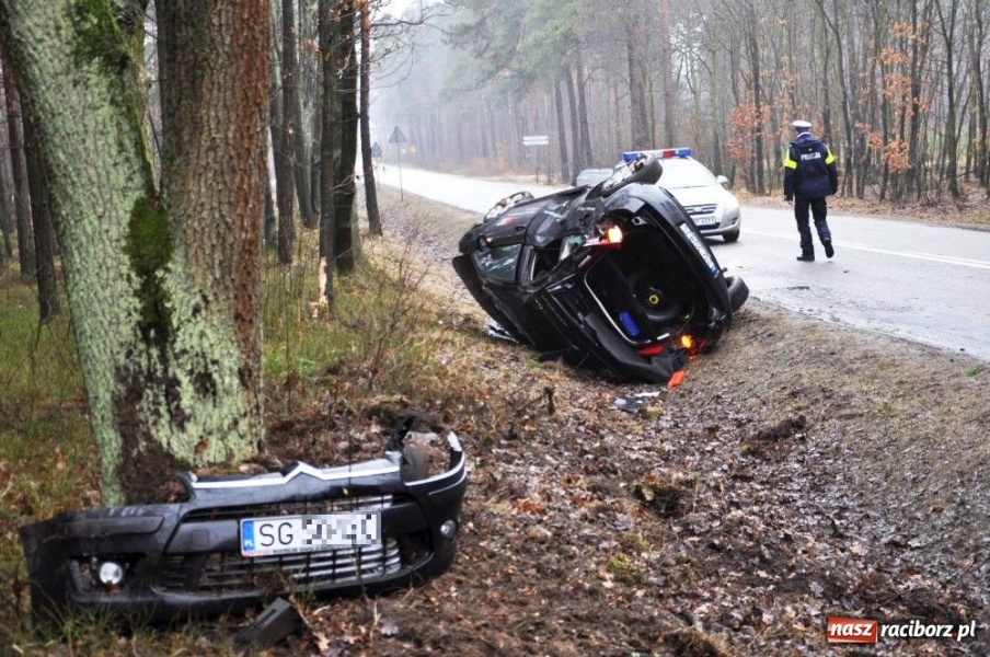 Zdjęcie w galerii na portalu naszraciborz.pl: Dachowała i wylądowała w rowie wiadomości z regionu