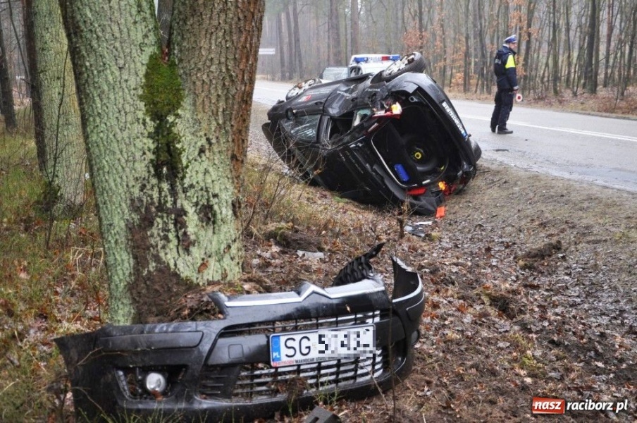 Zdjęcie w galerii na portalu naszraciborz.pl: Dachowała i wylądowała w rowie wiadomości z regionu