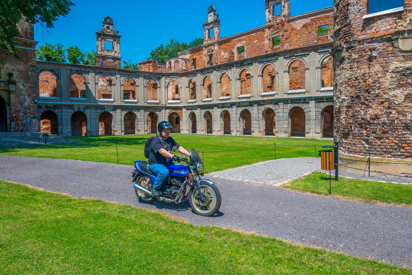 Zdjęcie w galerii na portalu naszraciborz.pl: Oldtimery na zamku w Tworkowie [FOTO] wiadomości z regionu
