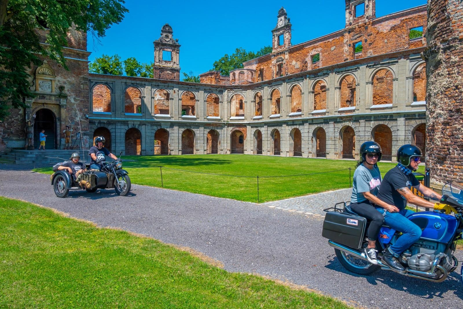 Zdjęcie w galerii na portalu naszraciborz.pl: Oldtimery na zamku w Tworkowie [FOTO] wiadomości z regionu