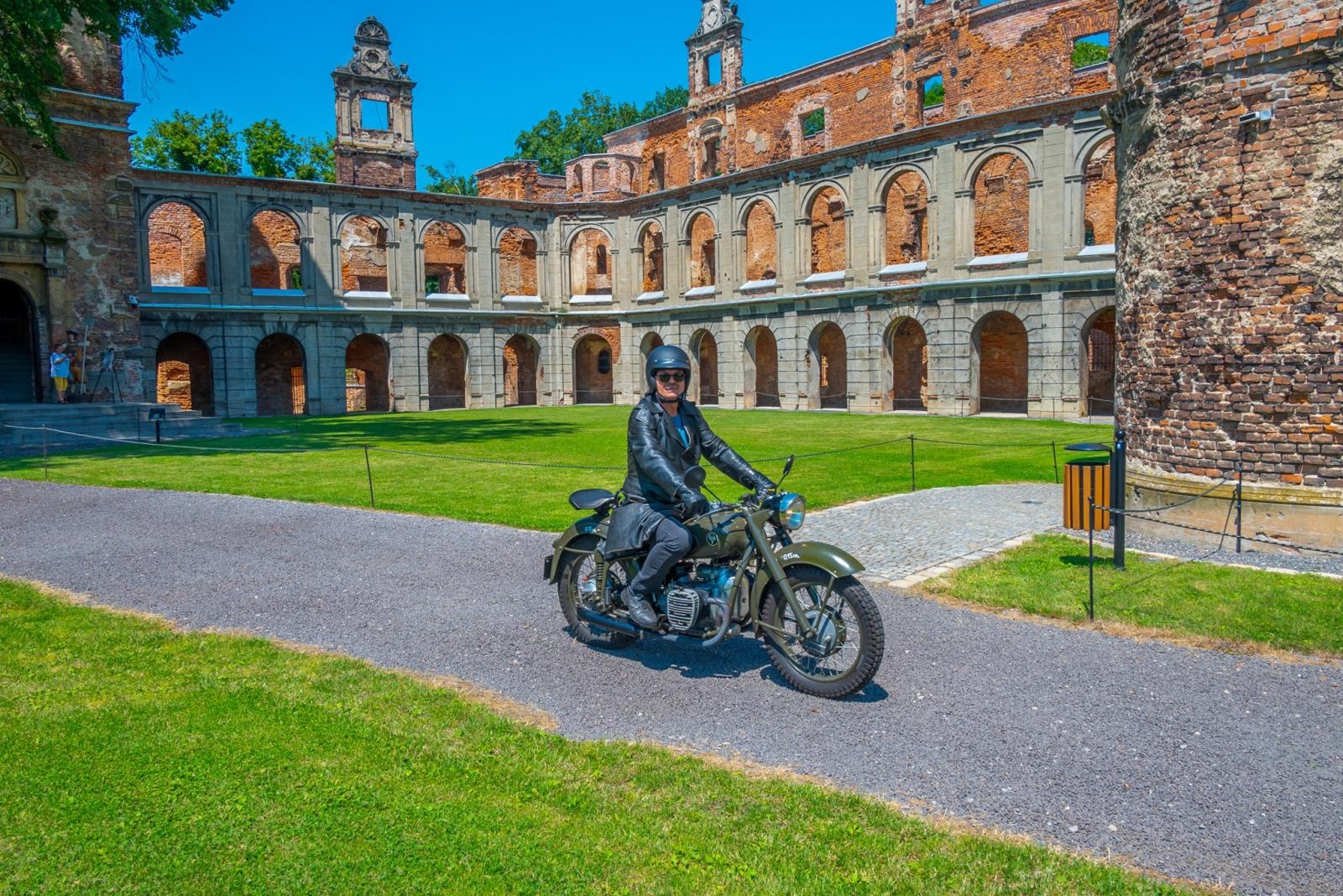 Zdjęcie w galerii na portalu naszraciborz.pl: Oldtimery na zamku w Tworkowie [FOTO] wiadomości z regionu