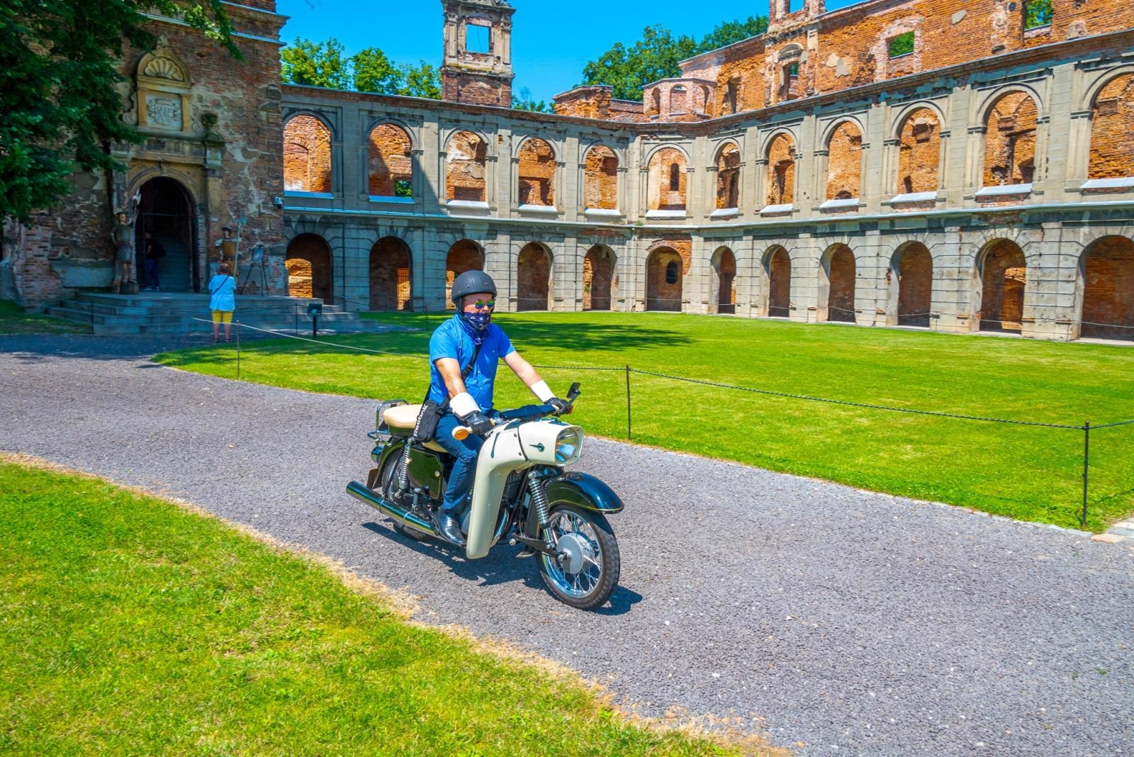 Zdjęcie w galerii na portalu naszraciborz.pl: Oldtimery na zamku w Tworkowie [FOTO] wiadomości z regionu