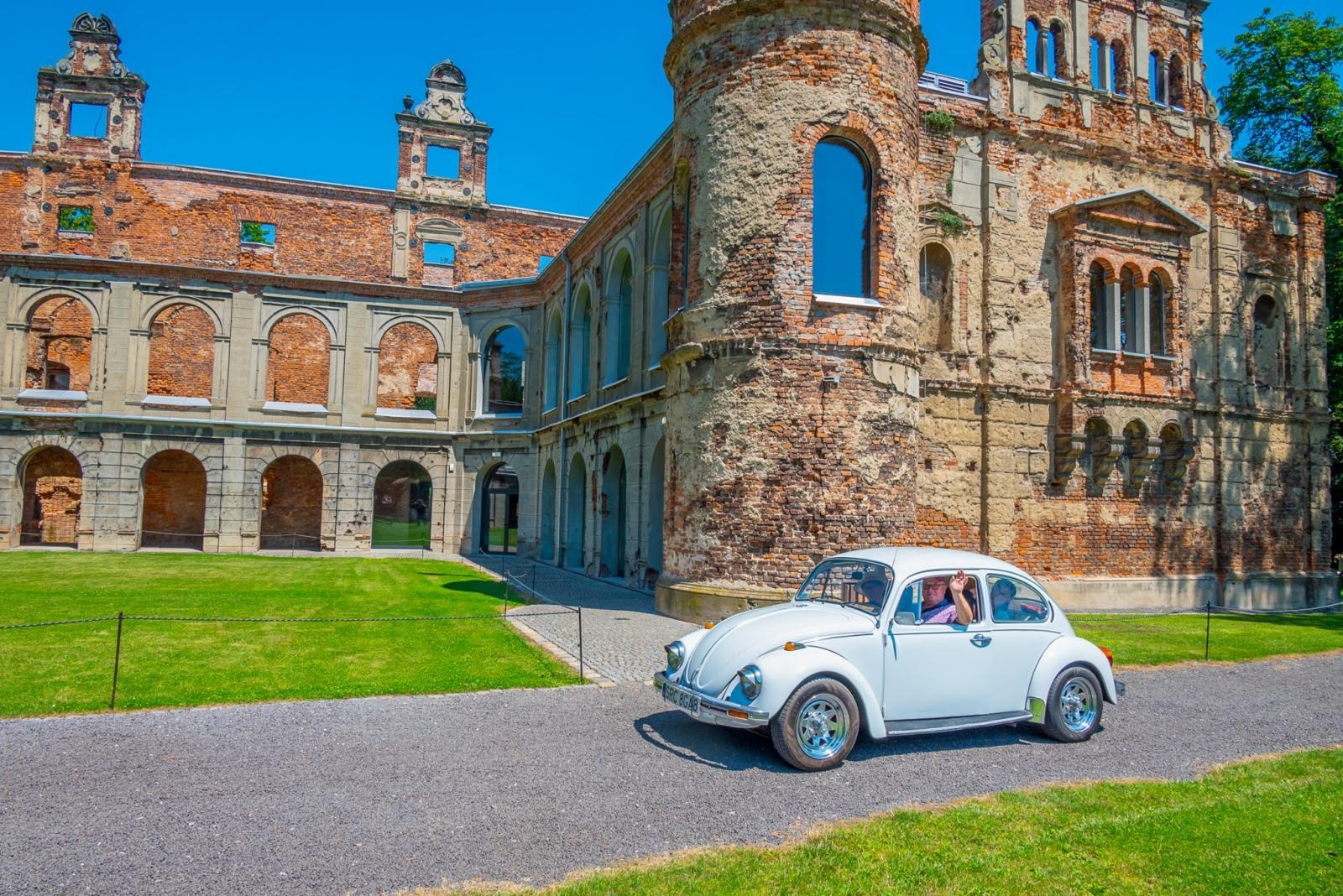 Zdjęcie w galerii na portalu naszraciborz.pl: Oldtimery na zamku w Tworkowie [FOTO] wiadomości z regionu
