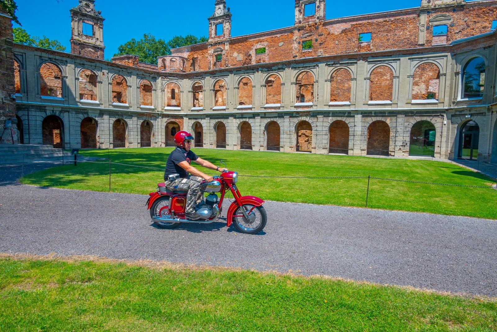 Zdjęcie w galerii na portalu naszraciborz.pl: Oldtimery na zamku w Tworkowie [FOTO] wiadomości z regionu