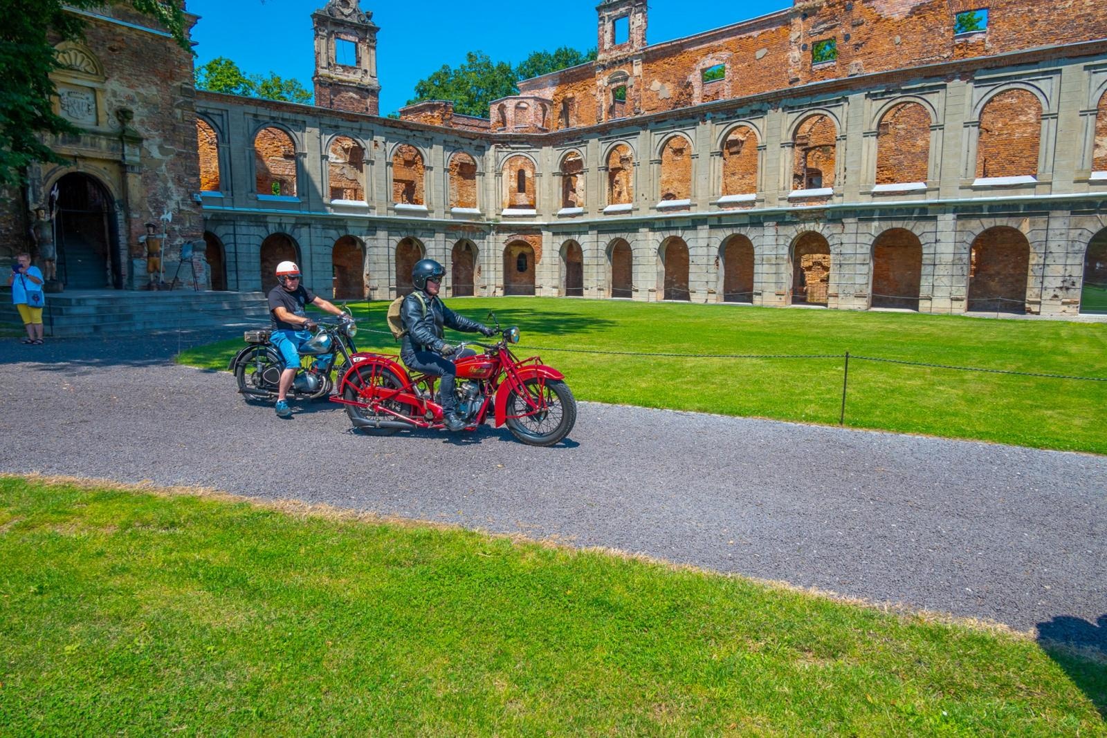 Zdjęcie w galerii na portalu naszraciborz.pl: Oldtimery na zamku w Tworkowie [FOTO] wiadomości z regionu