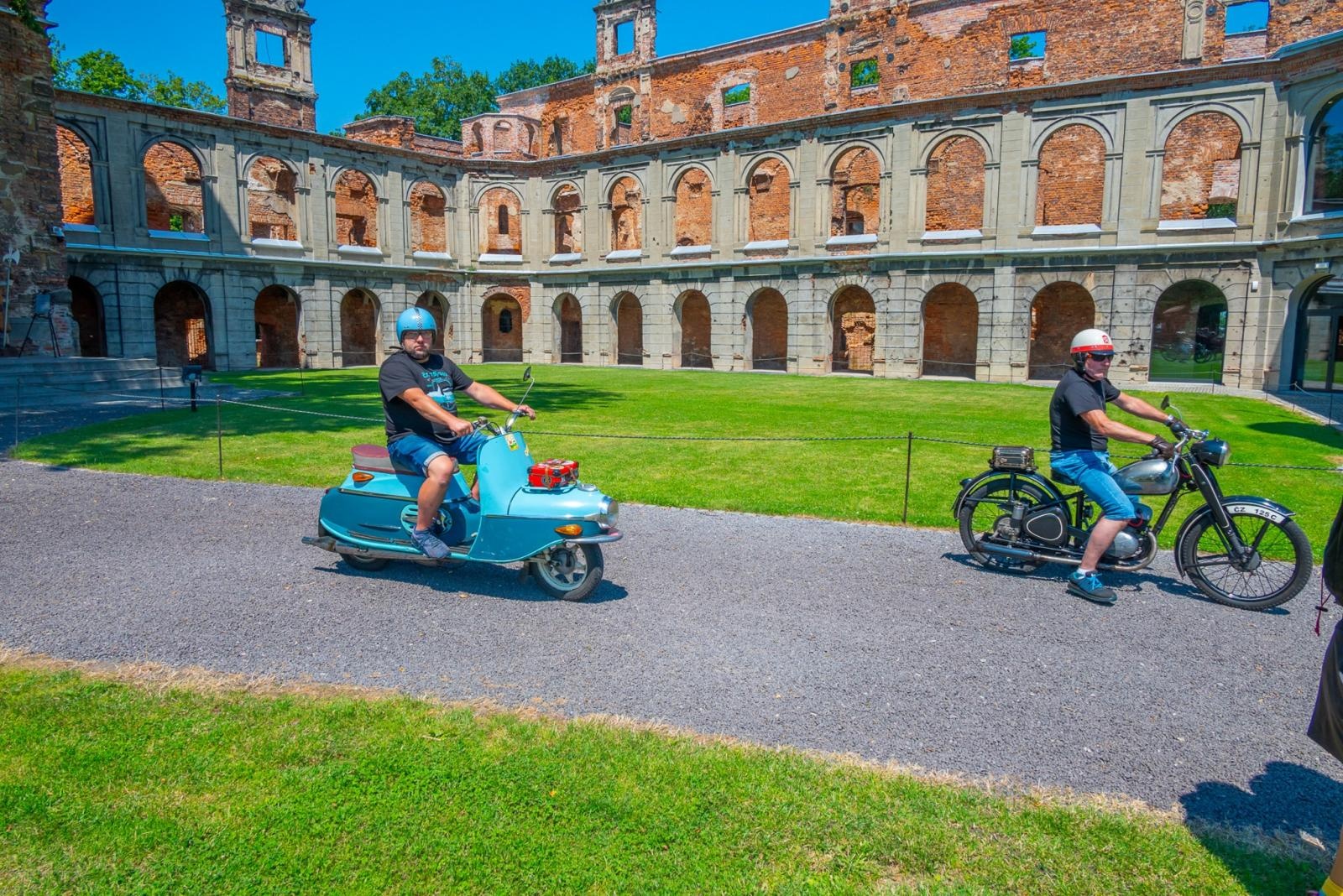 Zdjęcie w galerii na portalu naszraciborz.pl: Oldtimery na zamku w Tworkowie [FOTO] wiadomości z regionu