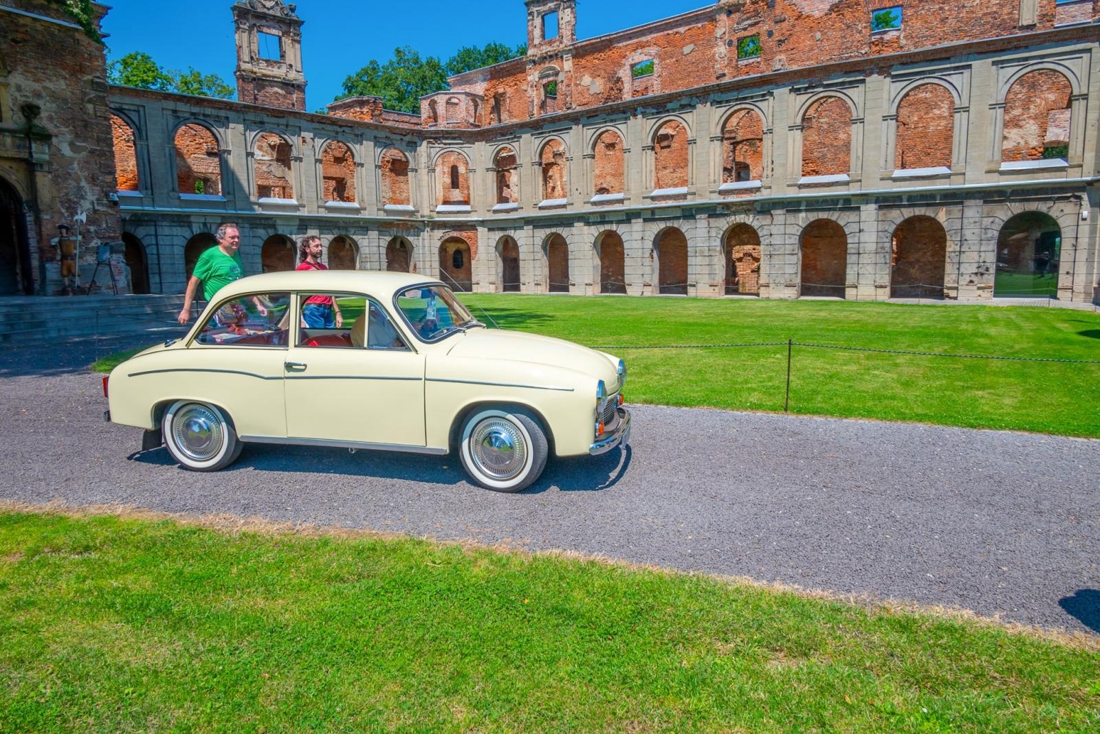 Zdjęcie w galerii na portalu naszraciborz.pl: Oldtimery na zamku w Tworkowie [FOTO] wiadomości z regionu