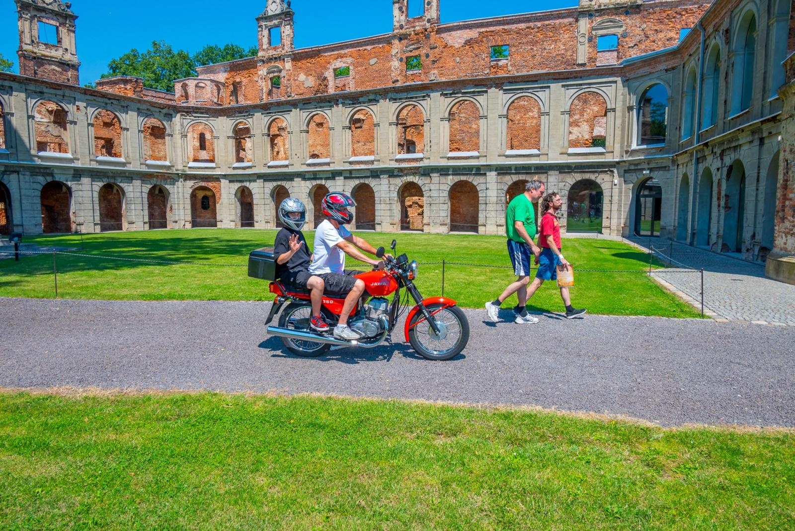 Zdjęcie w galerii na portalu naszraciborz.pl: Oldtimery na zamku w Tworkowie [FOTO] wiadomości z regionu