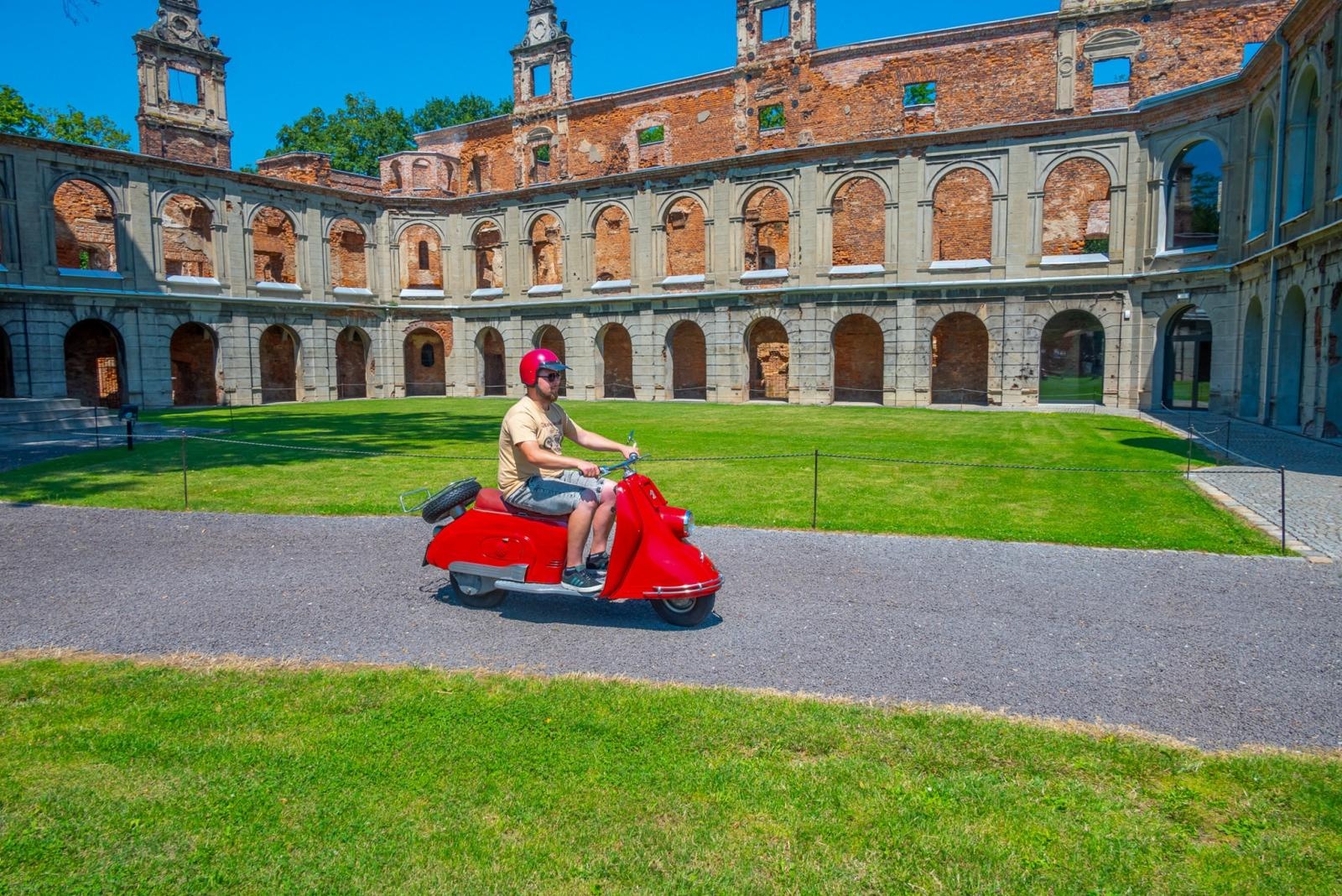 Zdjęcie w galerii na portalu naszraciborz.pl: Oldtimery na zamku w Tworkowie [FOTO] wiadomości z regionu