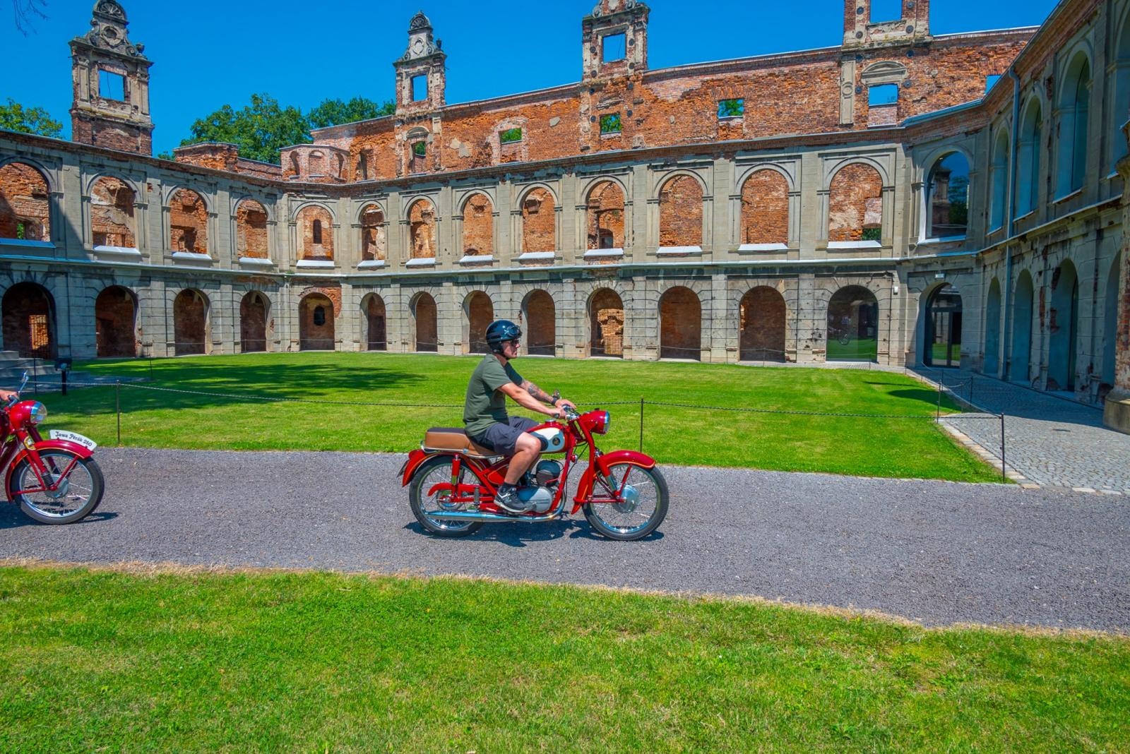 Zdjęcie w galerii na portalu naszraciborz.pl: Oldtimery na zamku w Tworkowie [FOTO] wiadomości z regionu
