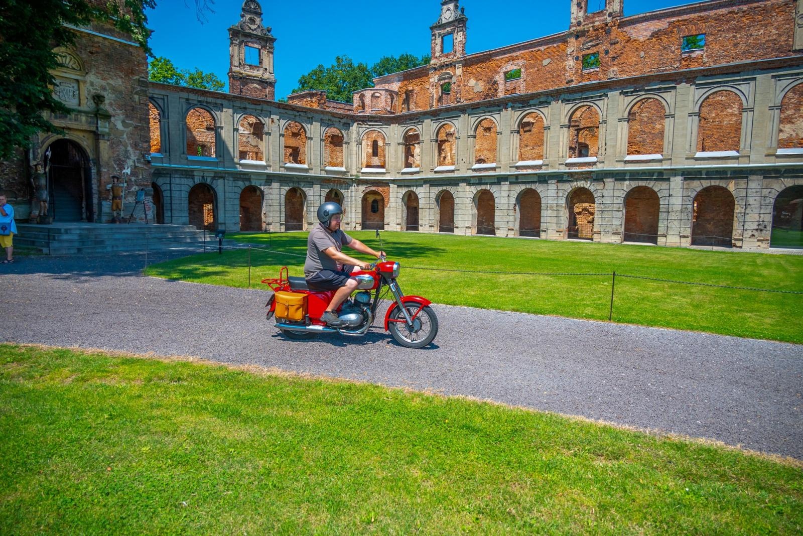 Zdjęcie w galerii na portalu naszraciborz.pl: Oldtimery na zamku w Tworkowie [FOTO] wiadomości z regionu