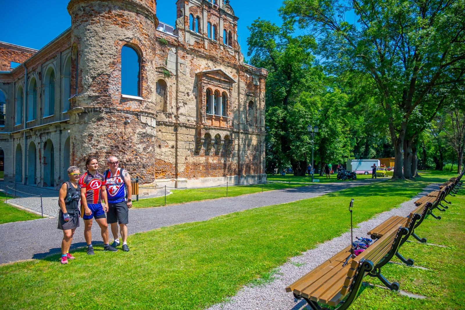 Zdjęcie w galerii na portalu naszraciborz.pl: Oldtimery na zamku w Tworkowie [FOTO] wiadomości z regionu