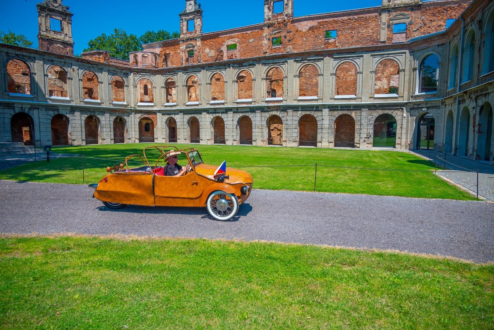 Zdjęcie w galerii na portalu naszraciborz.pl: Oldtimery na zamku w Tworkowie [FOTO] wiadomości z regionu