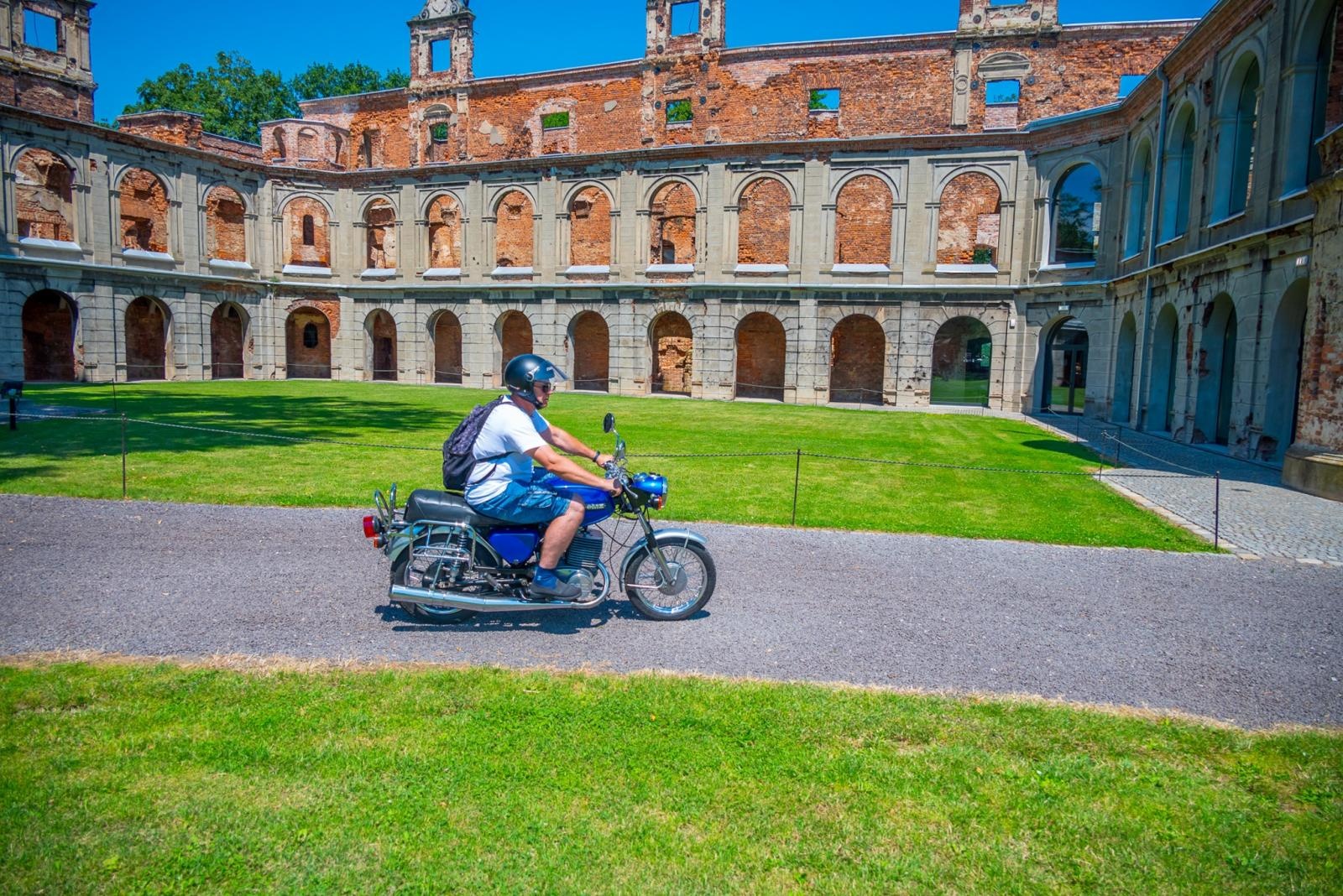 Zdjęcie w galerii na portalu naszraciborz.pl: Oldtimery na zamku w Tworkowie [FOTO] wiadomości z regionu