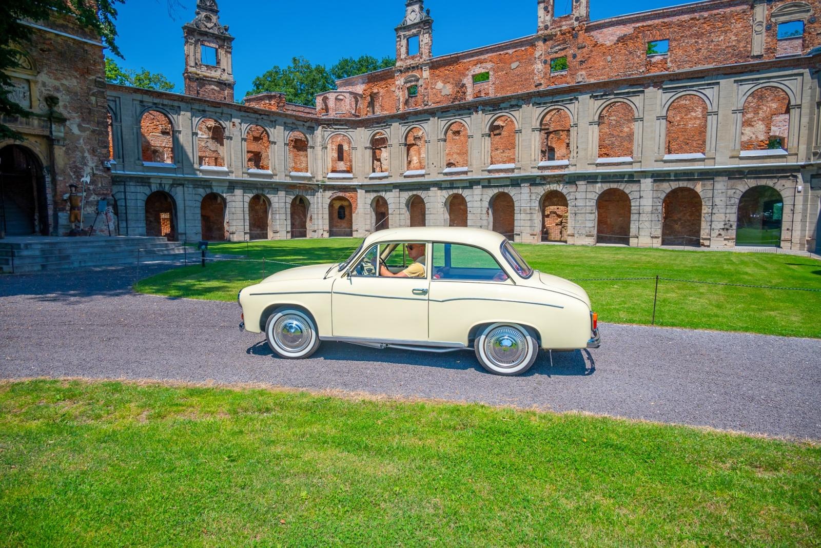 Zdjęcie w galerii na portalu naszraciborz.pl: Oldtimery na zamku w Tworkowie [FOTO] wiadomości z regionu
