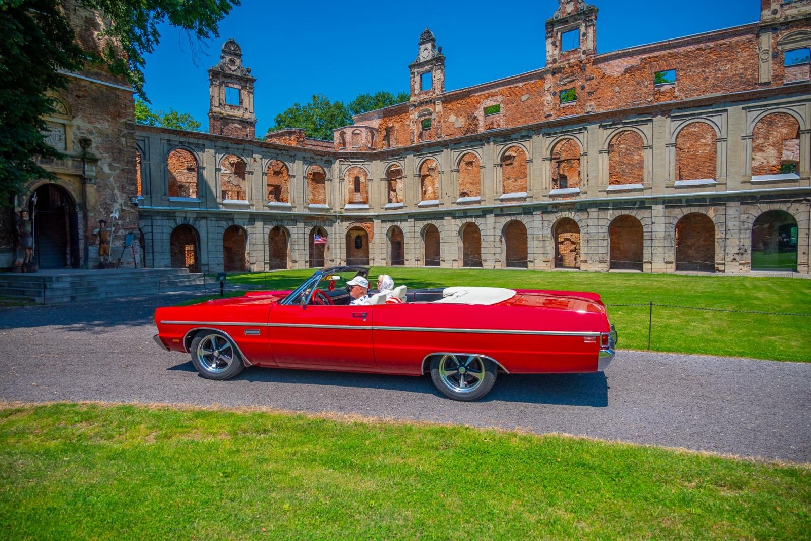 Zdjęcie w galerii na portalu naszraciborz.pl: Oldtimery na zamku w Tworkowie [FOTO] wiadomości z regionu