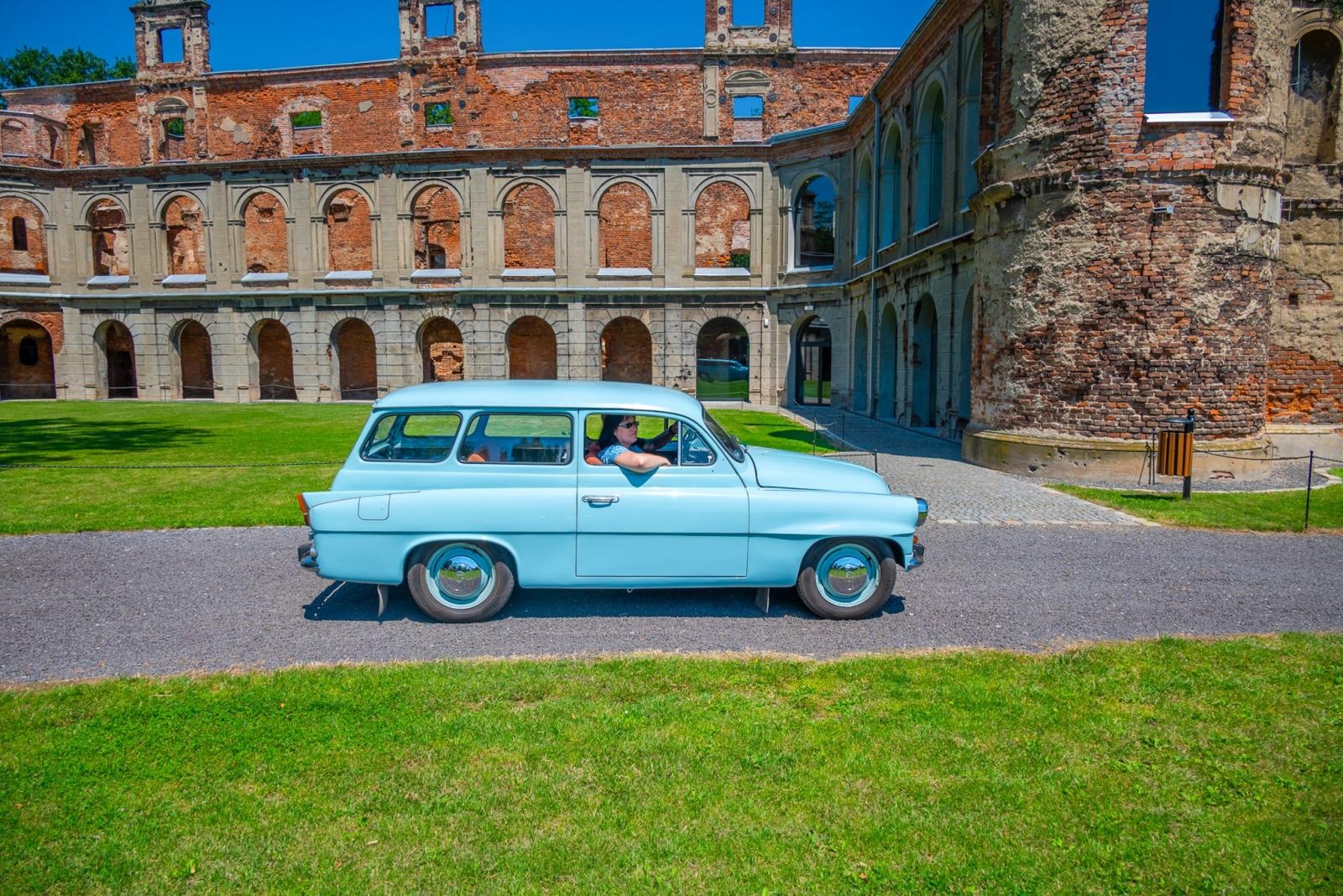 Zdjęcie w galerii na portalu naszraciborz.pl: Oldtimery na zamku w Tworkowie [FOTO] wiadomości z regionu