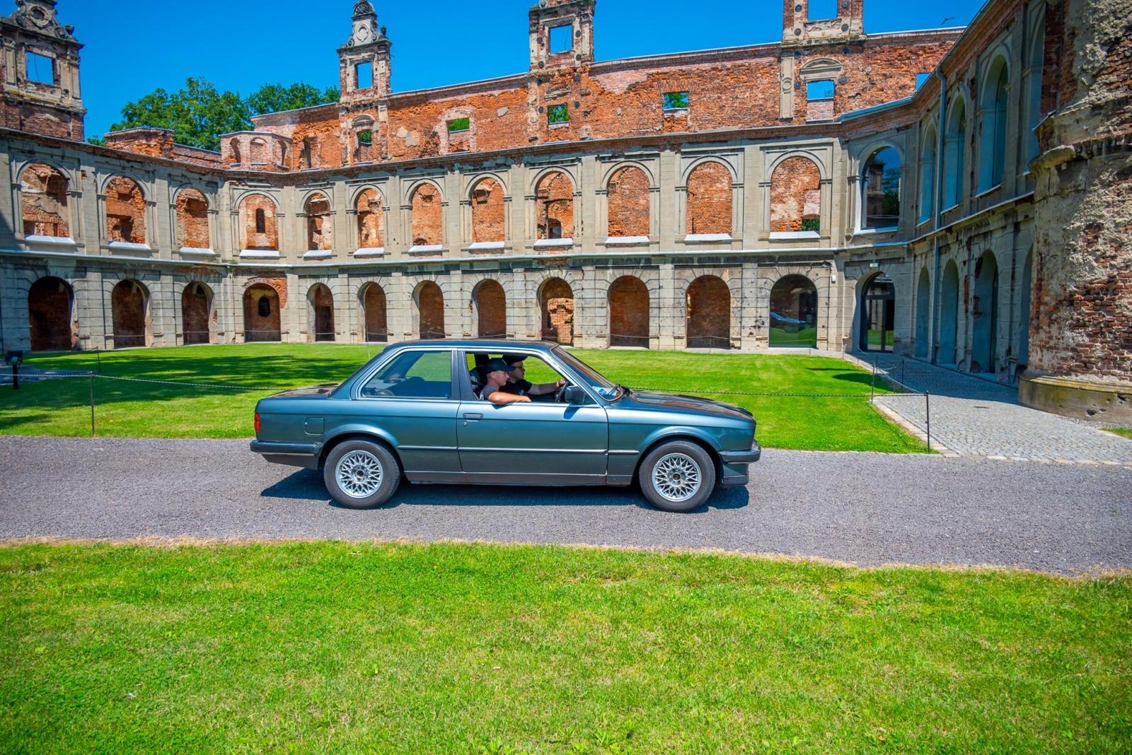 Zdjęcie w galerii na portalu naszraciborz.pl: Oldtimery na zamku w Tworkowie [FOTO] wiadomości z regionu