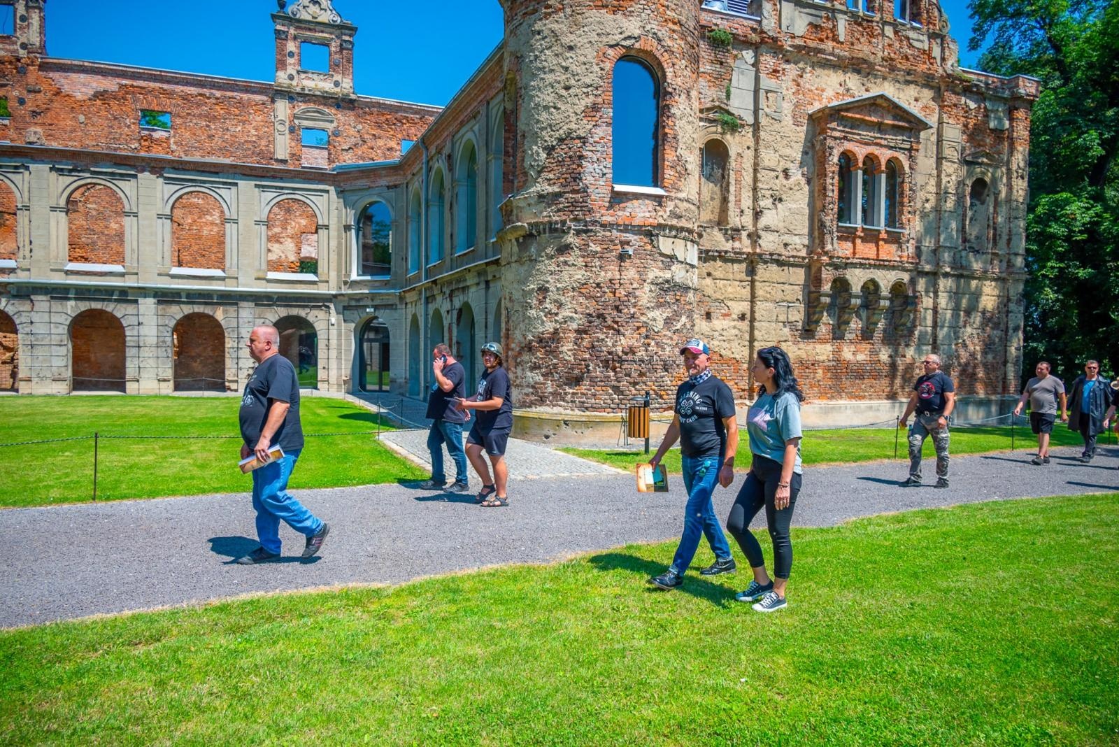 Zdjęcie w galerii na portalu naszraciborz.pl: Oldtimery na zamku w Tworkowie [FOTO] wiadomości z regionu