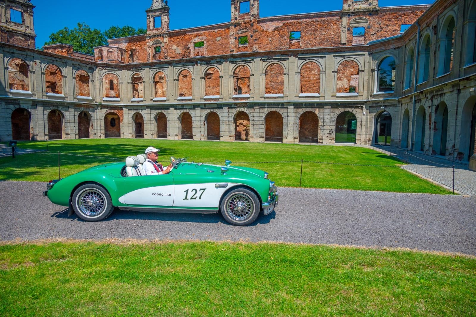 Zdjęcie w galerii na portalu naszraciborz.pl: Oldtimery na zamku w Tworkowie [FOTO] wiadomości z regionu