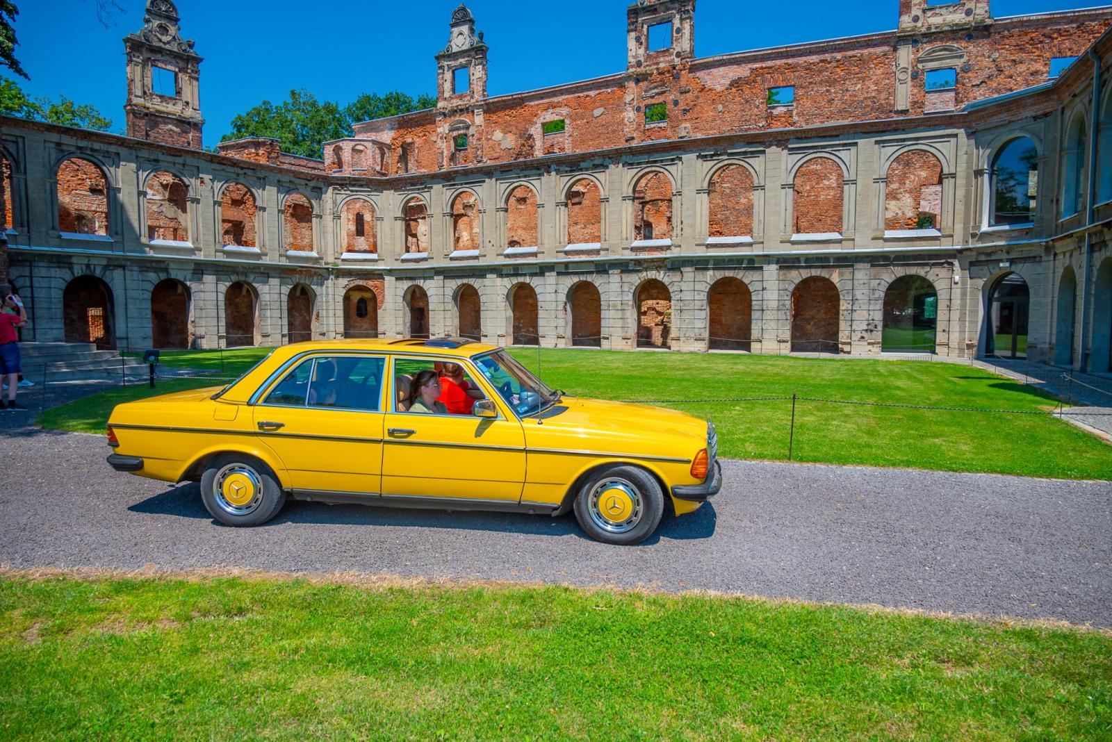 Zdjęcie w galerii na portalu naszraciborz.pl: Oldtimery na zamku w Tworkowie [FOTO] wiadomości z regionu